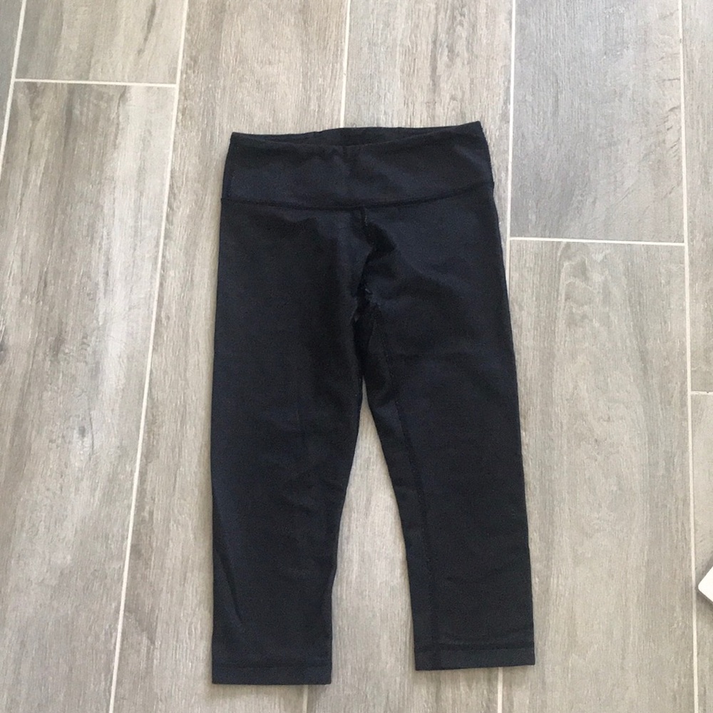 Lululemon knee length yoga pants.